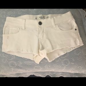 Abercrombie & Fitch white low rise short, Size 2
